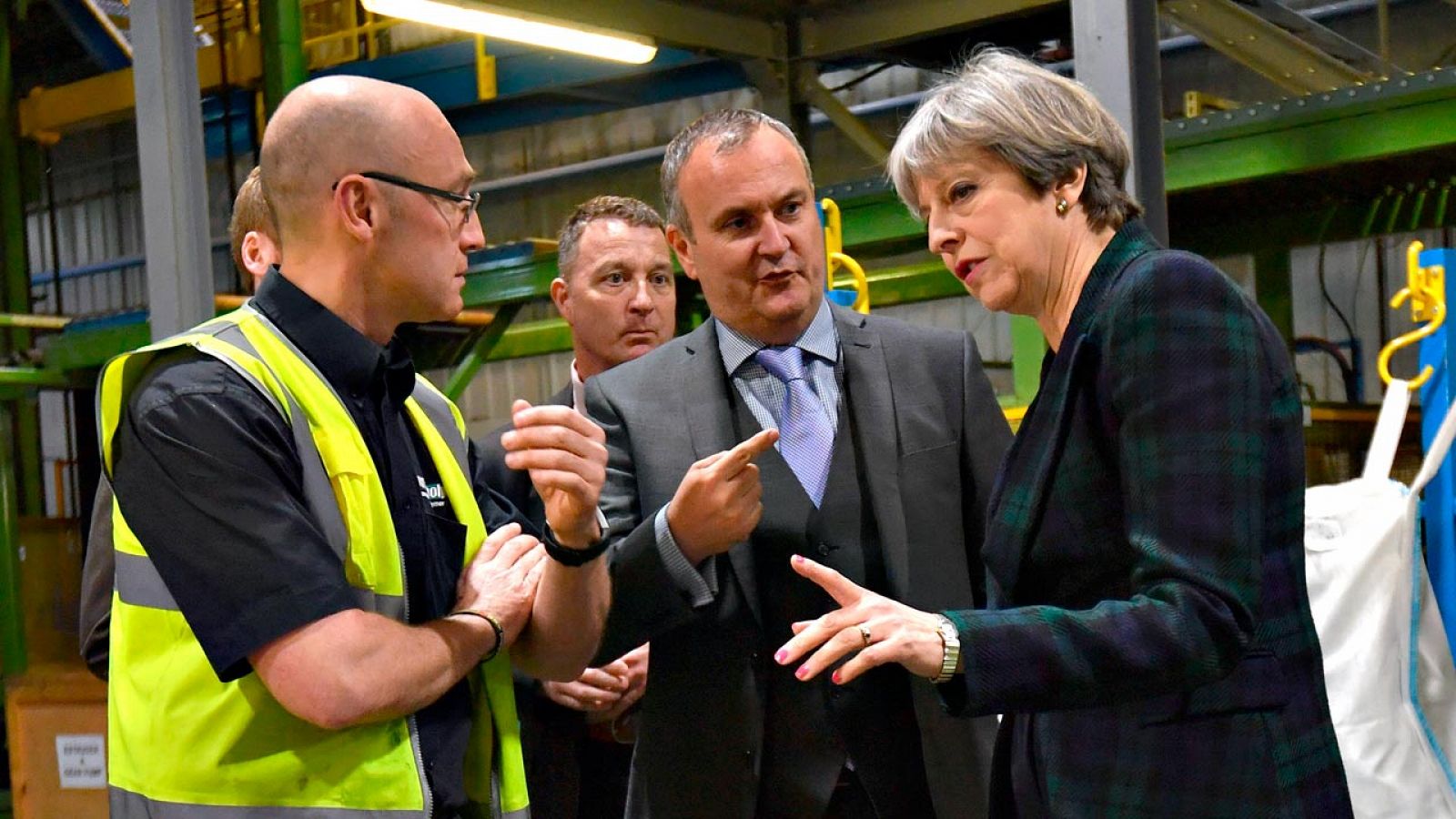 Theresa May, durante una visita a la fábrica de IKO Polymetric en Chesterfield