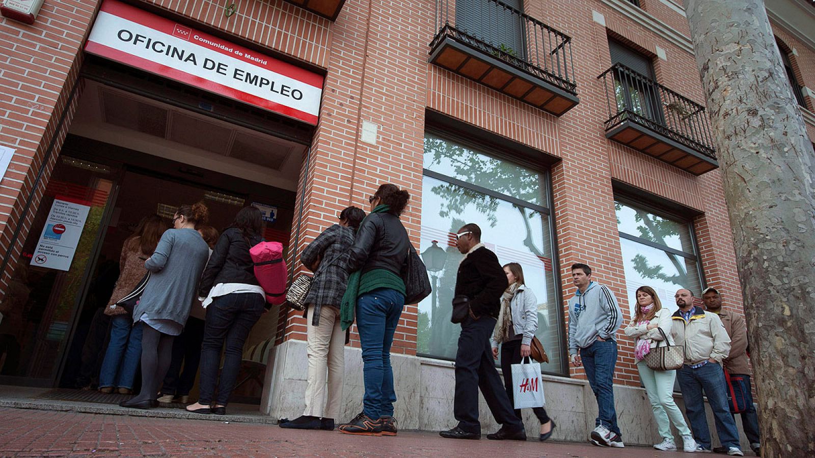 Un grupo de personas hace cola en una oficina de Empleo Alcalá de Henares (Madrid)