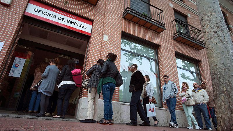 Un grupo de personas hace cola en una oficina de Empleo Alcalá de Henares (Madrid)