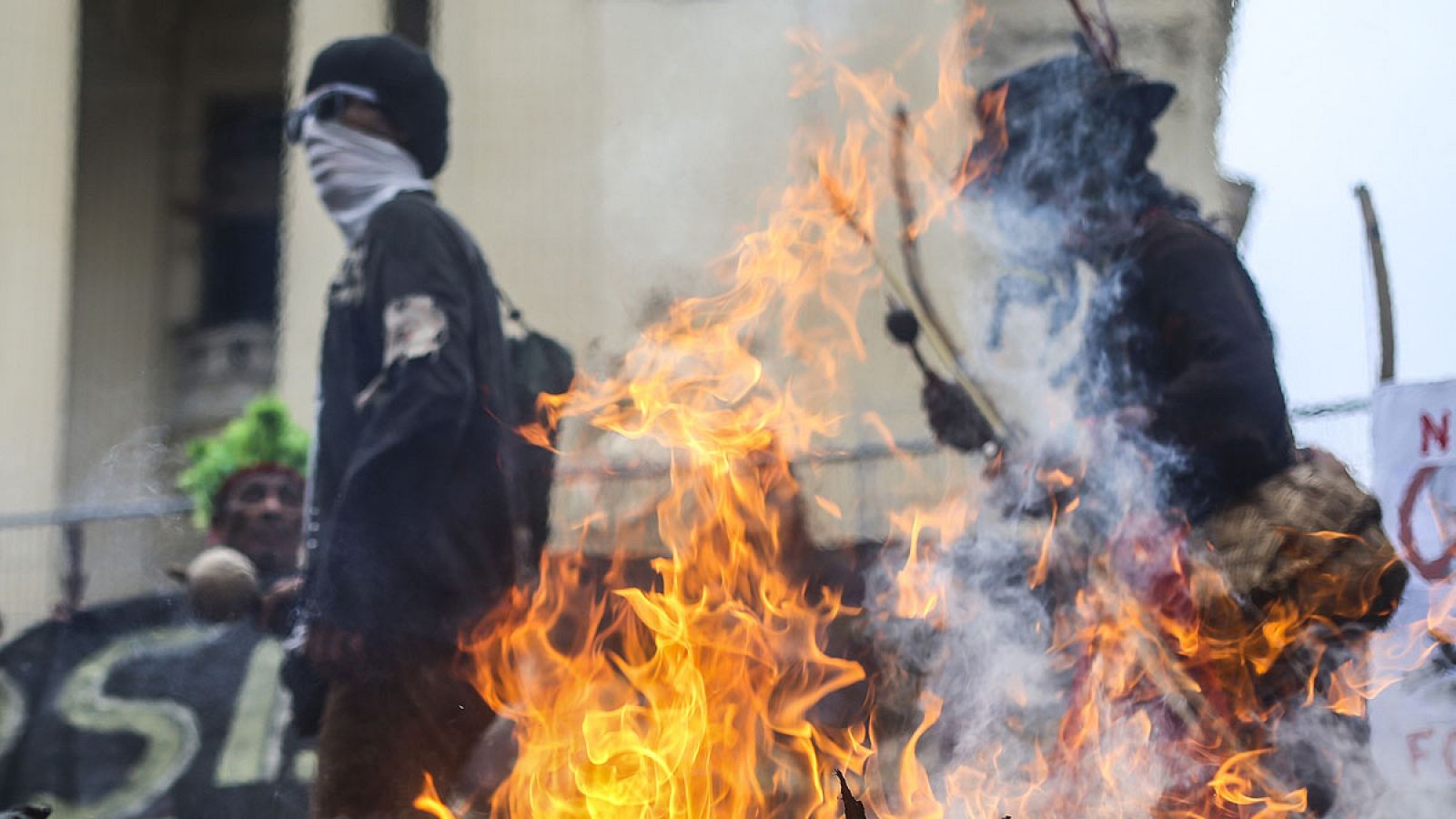 Manifestantes encienden hogueras frente a la Asamblea de Diputados durante una protesta por la "huelga general" del viernes, 28 de abril de 2017, en Río de Janeiro (Brasil).