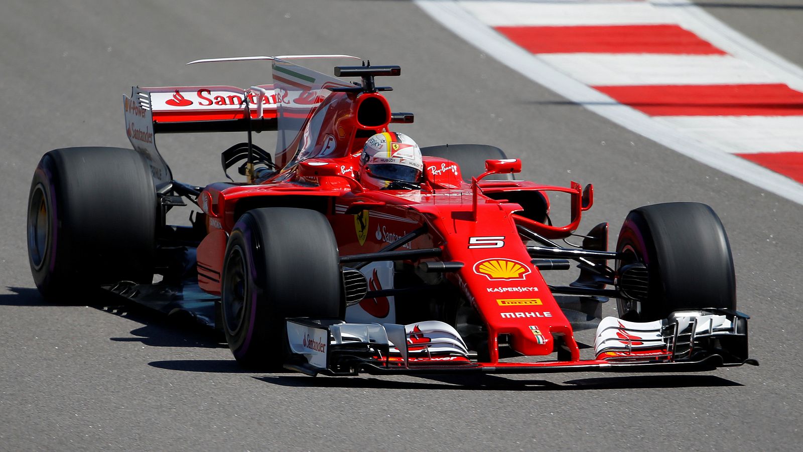 Ferrari impresiona con la pole de Vettel