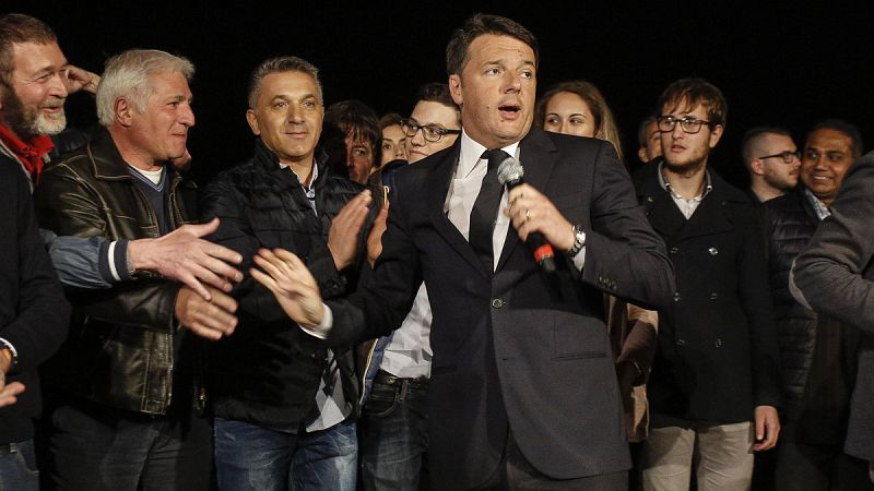 Matteo Renzi da un discurso posterior a su victoria en la sede del Partido Democratico.