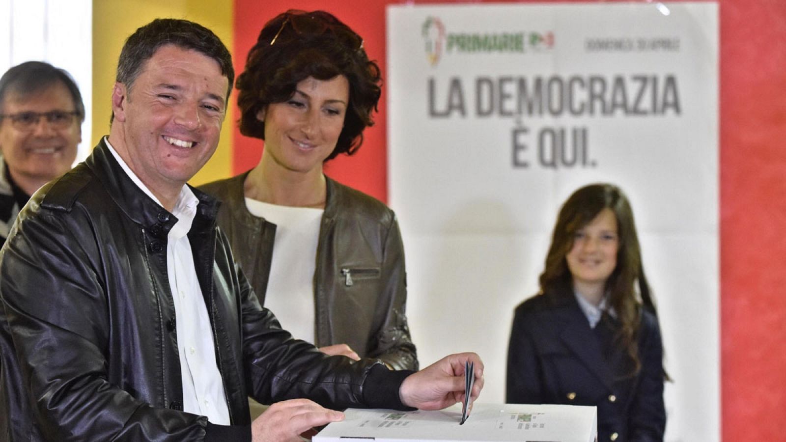 Renzi, junto a su esposa Agnese, vota en las elecciones primarias del Partido Demócrata (PD) en Pontassieve, cerca de Florencia, Italia.
