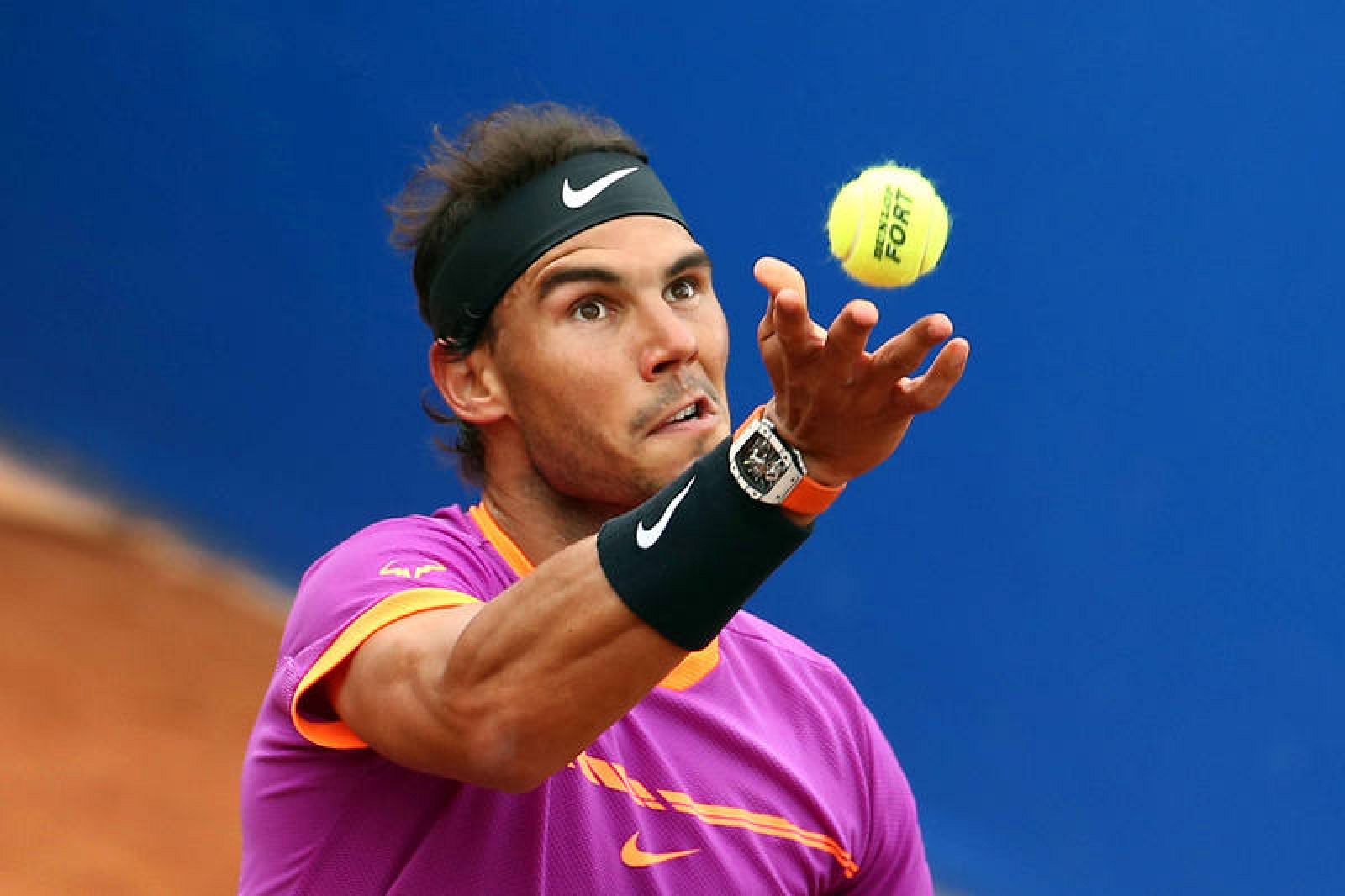 Nadal saca en la final del Godó