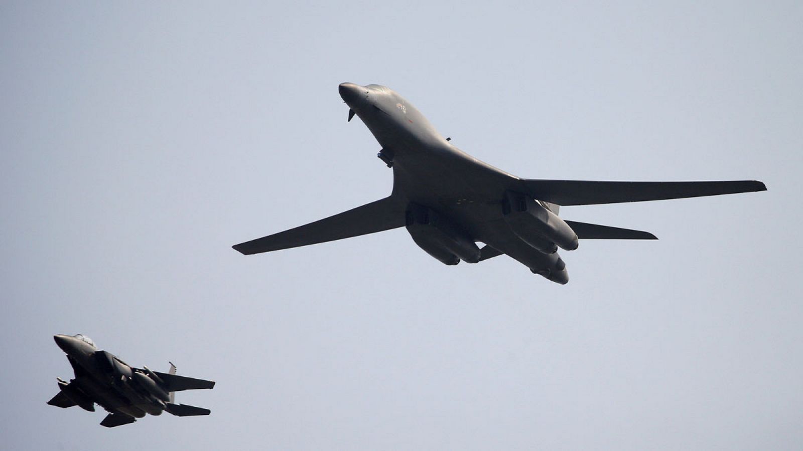 Imagen de archivo de bombarderos B1 estadounidenses sobrevolando la base aérea de Osan en Corea del Sur el 13 de septiembre de 2016.