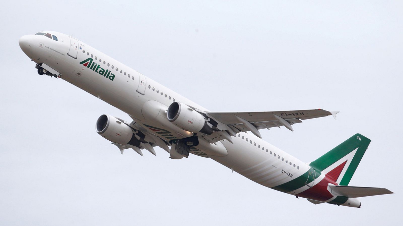 Un avion de Alitalia sobrevuela el aeropuerto de Roma