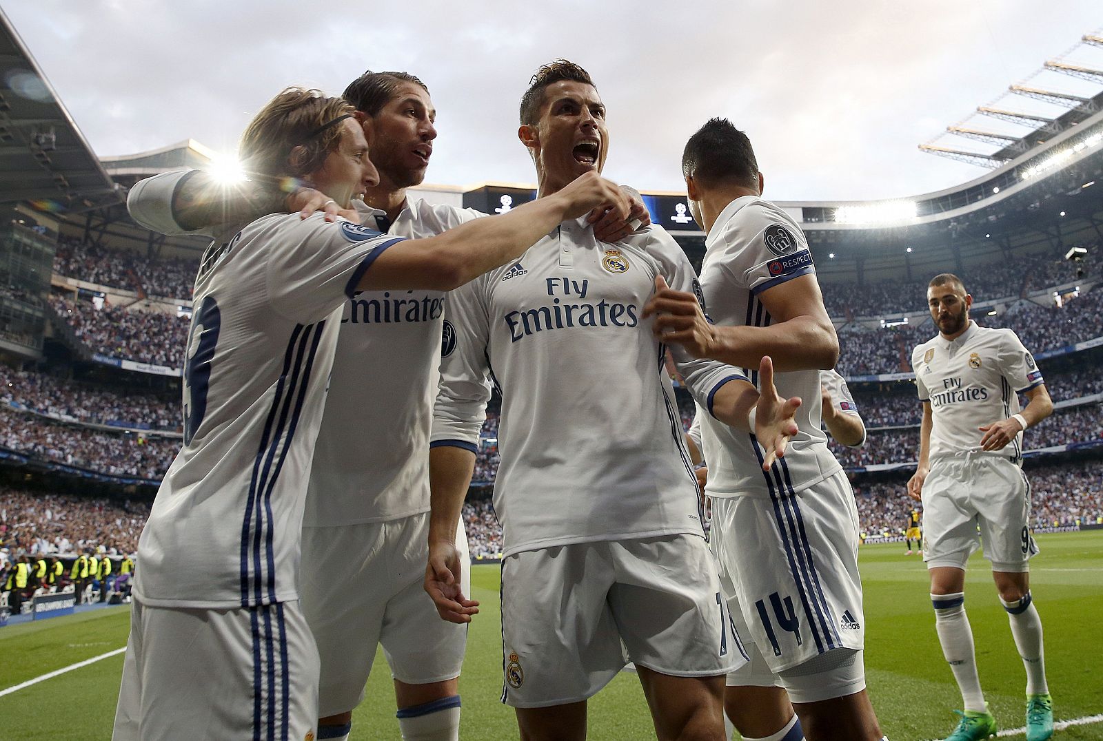Cristiano Ronaldo es felicitado por sus compañeros tras materializar el primer gol frente al Atlético.
