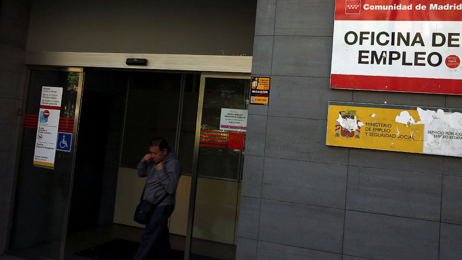 Un hombre saliendo de una oficina de empleo de Madrid