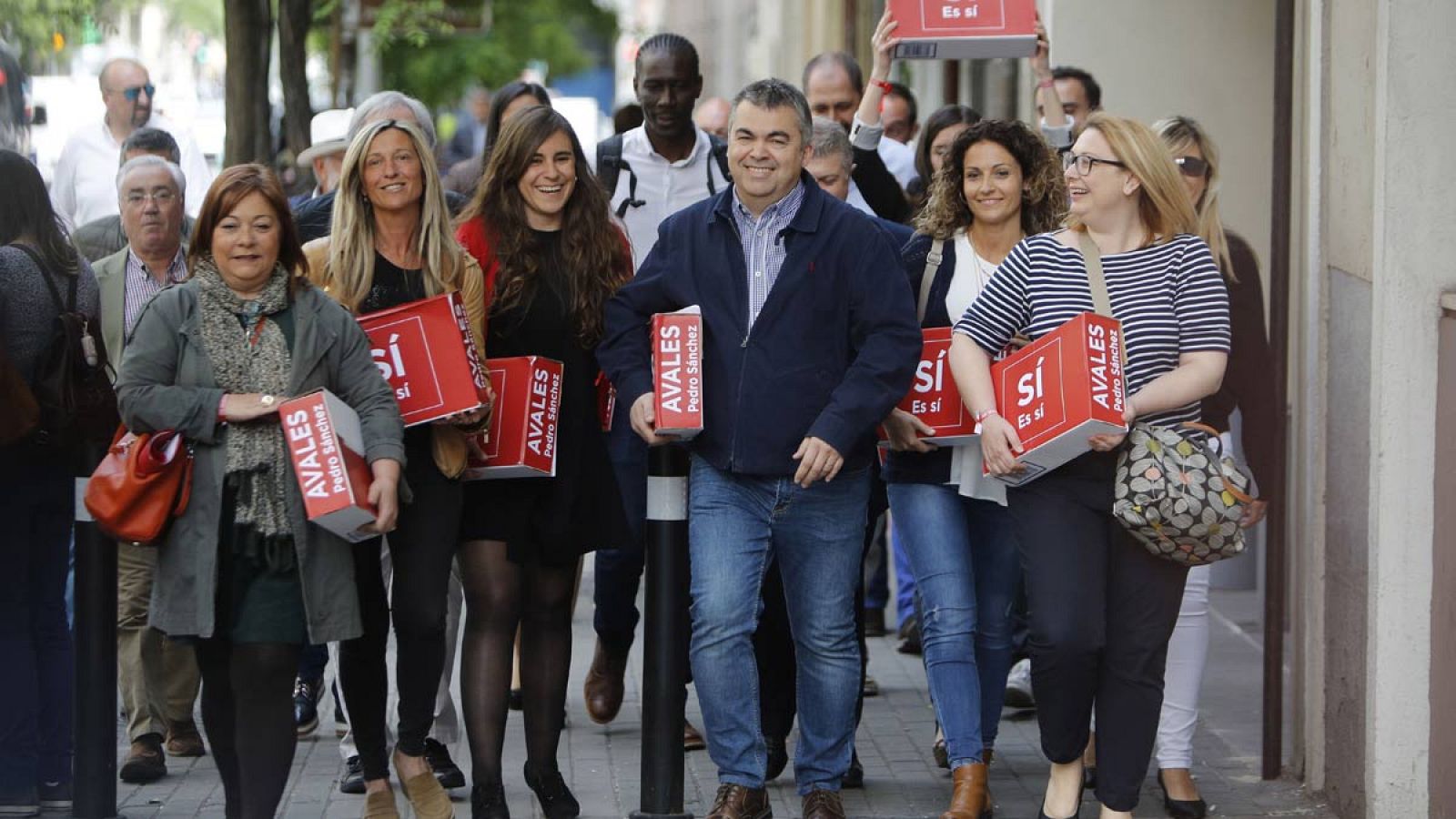 El equipo de Pedro Sanchez presenta en Ferraz sus avales.