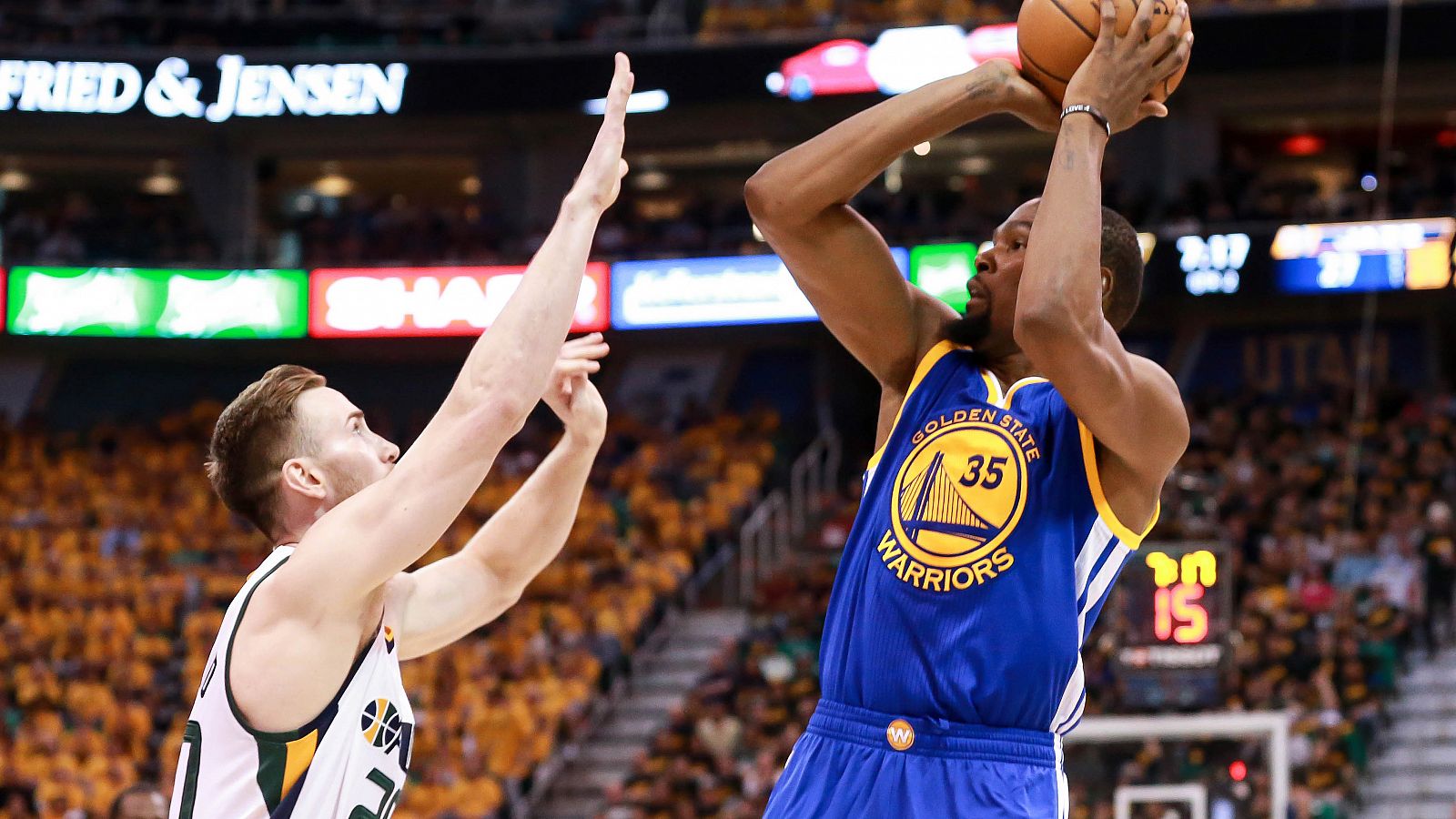 Kevin Durant lideró la victoria de los Warriors.