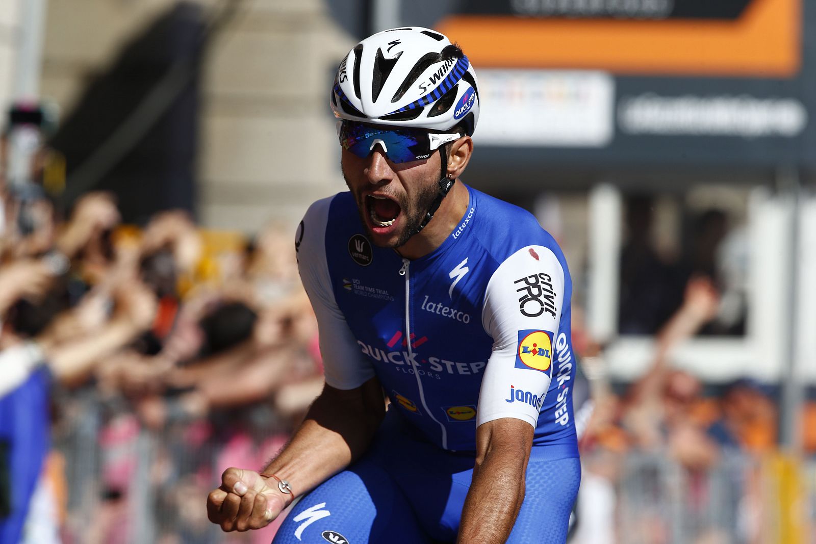 El colombiano Fernando Gaviria celebra su victoria en la tercera etapa del Giro.