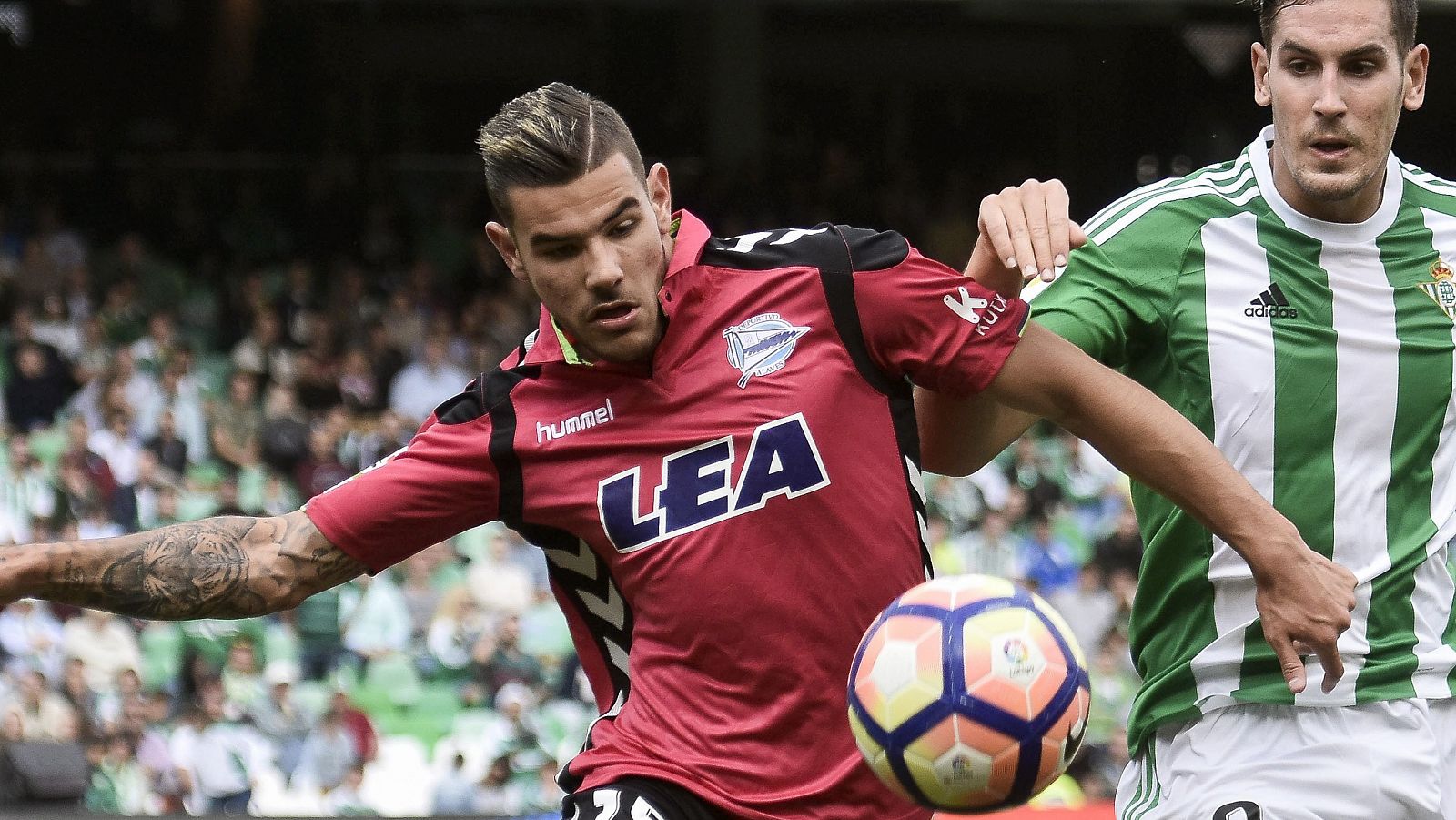 Theo Hernández (izquierda), en el pasado Betis - Alavés de Liga