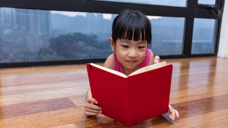 La manera en que leen las personas bilingües está condicionada por los idiomas que conocen.