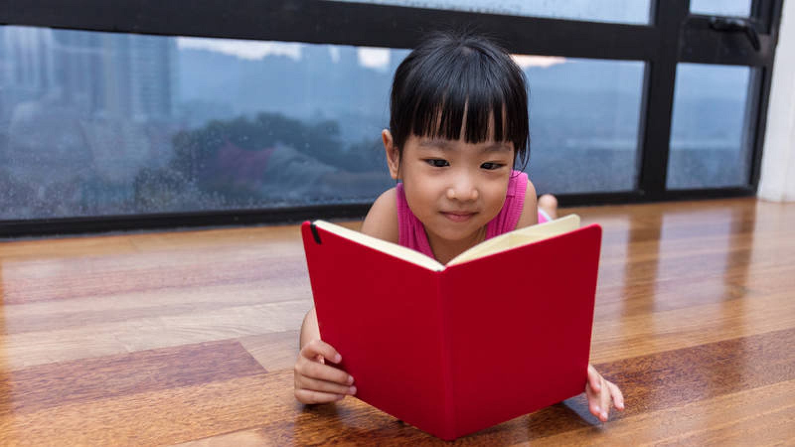 La manera en que leen las personas bilingües está condicionada por los idiomas que conocen. La manera en que leen las personas bilingües está condicionada por los idiomas que conocen.