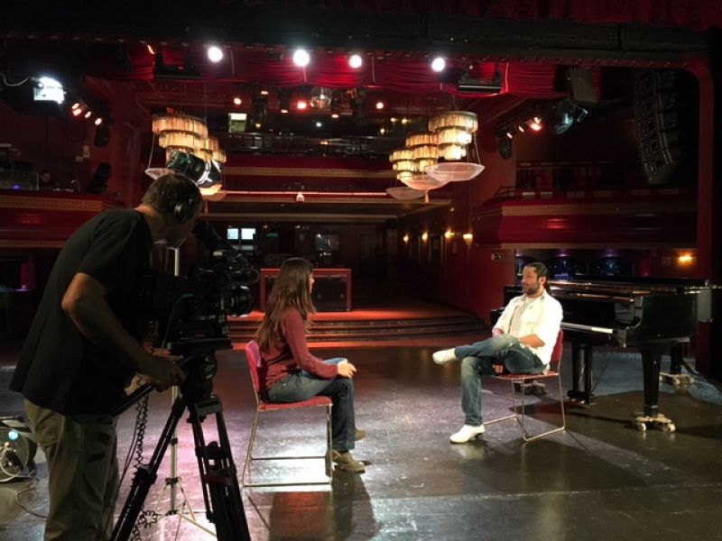 El bailaor Rafael Amargo nos demuestra si su zapateado es tan veloz como el repiqueteo del pájaro carpintero