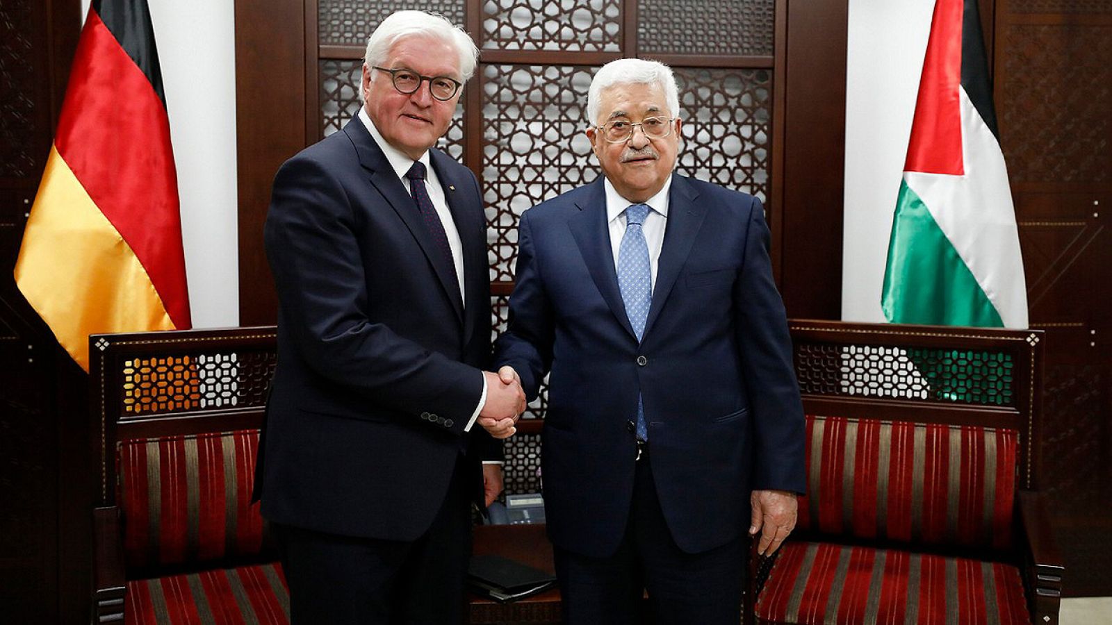 El presidente de la Autoridad Nacional Palestina (ANP), Mahmud Abás (d), estrecha la mano del presidente alemán, Frank-Walter Steinmeier (i), durante su reunión en Ramala