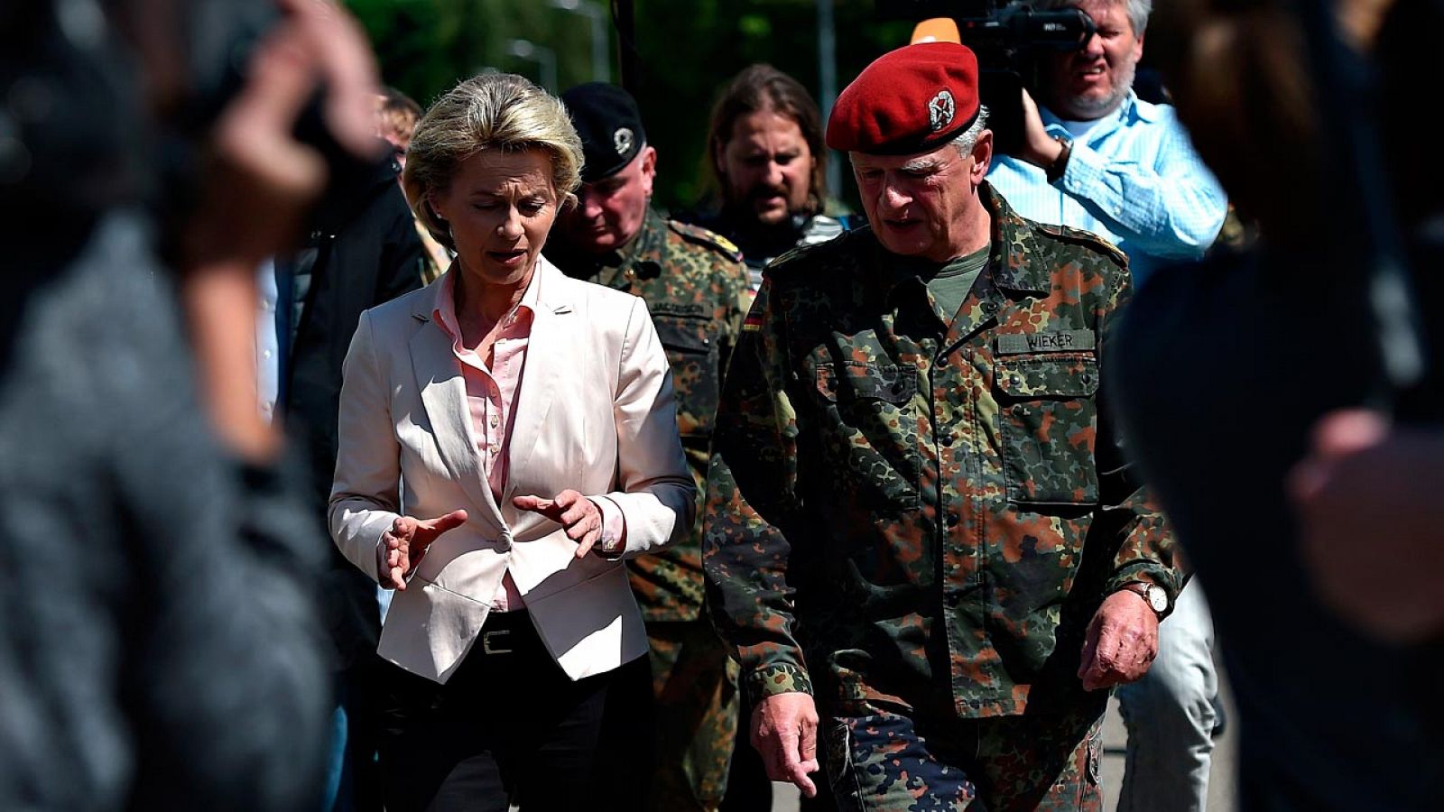 La ministra alemana de Defensa, Ursula von Lynden, con el inspector general de las Fuerzas Armadas, Volker Wieker