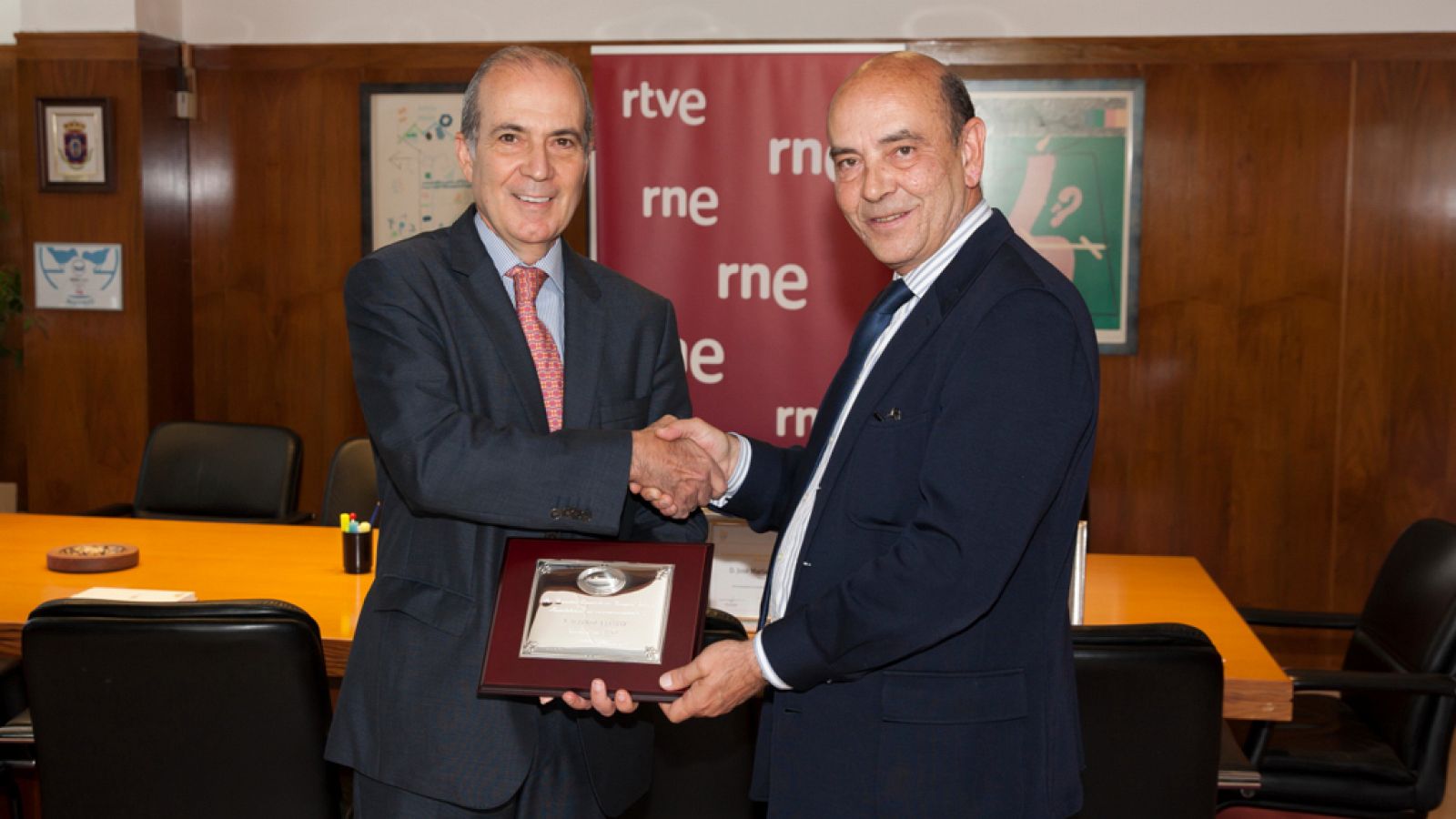 El director de RNE, Alfonso Nasarre (derecha), recogiendo el galardón.