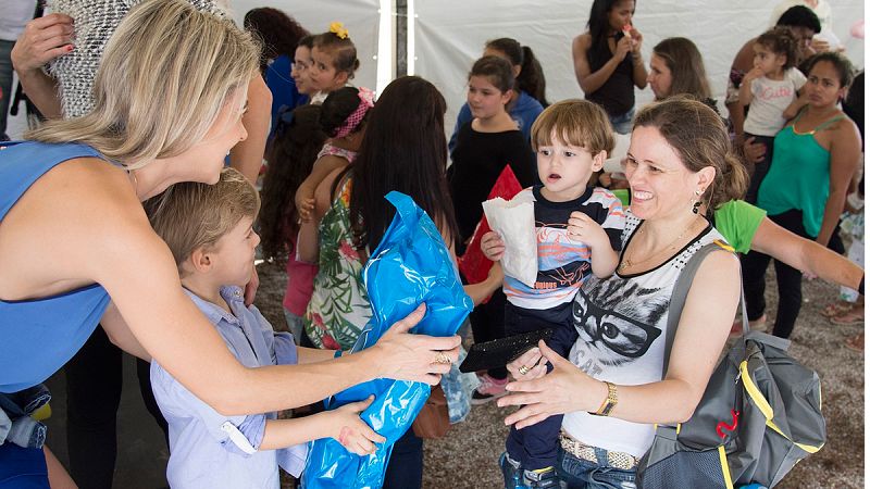 Una mujer joven ejerciendo voluntariado