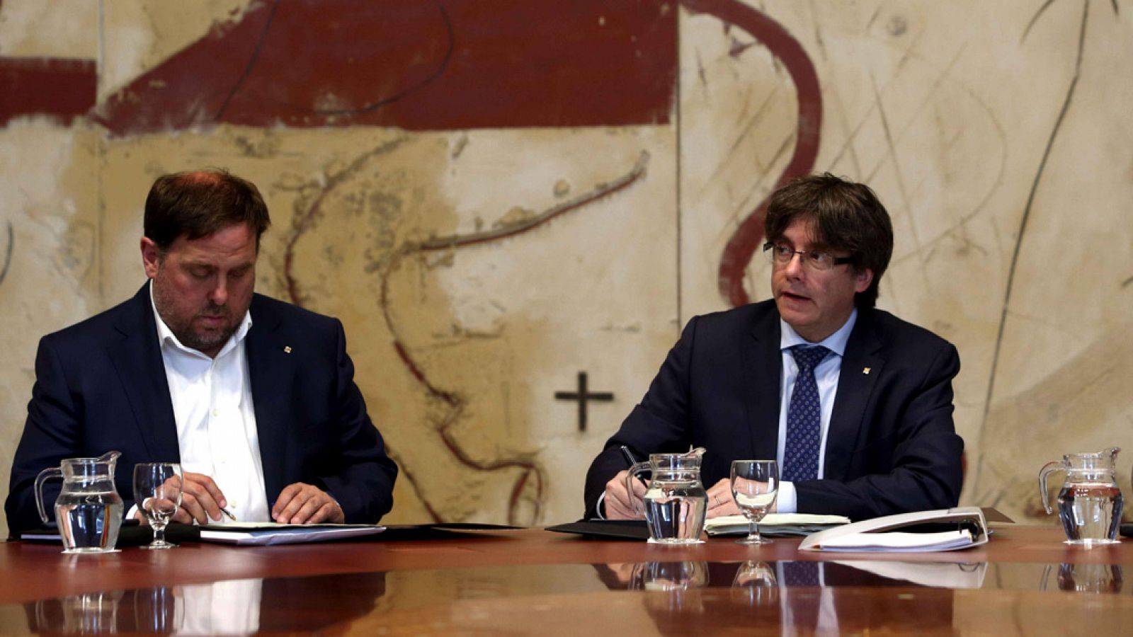 El presidente de la Generalitat, Carles Puigdemont, y el vicepresidente del Govern y conseller de Economía, Oriol Junqueras, durante una reunión que el gobierno de la Generalitat