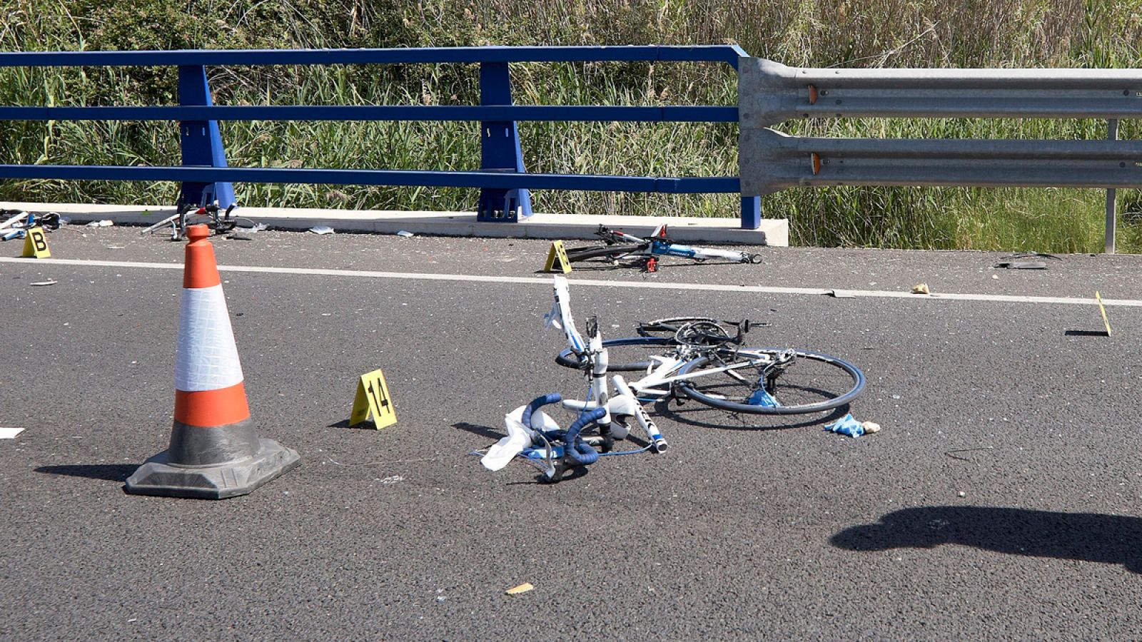 Un turismo arrolló a un grupo de seis ciclistas en Oliva (Valencia) el pasado domingo.