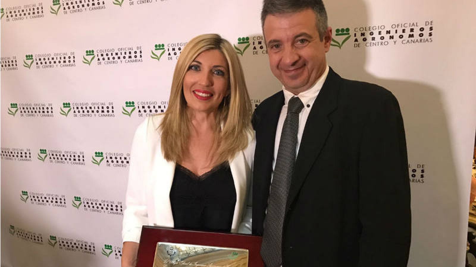  La reportera Mar Villalobos y Víctor Otamendi (coodirector del programa) recogen el premio. 