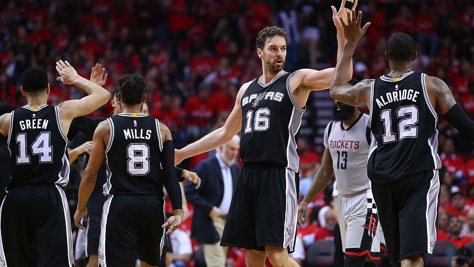 Los Spurs, con Gasol y Aldridge en primer término, celebran la victoria