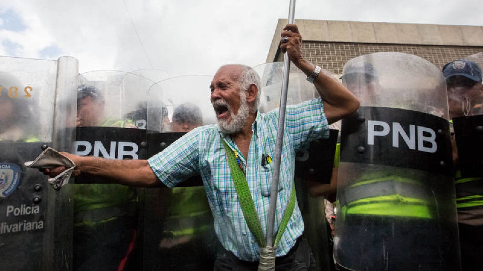 Imagen de un momento de la marcha opositora en Caracas de personas de la tercera edad celebrada el viernes 12 de mayo de 2017. 