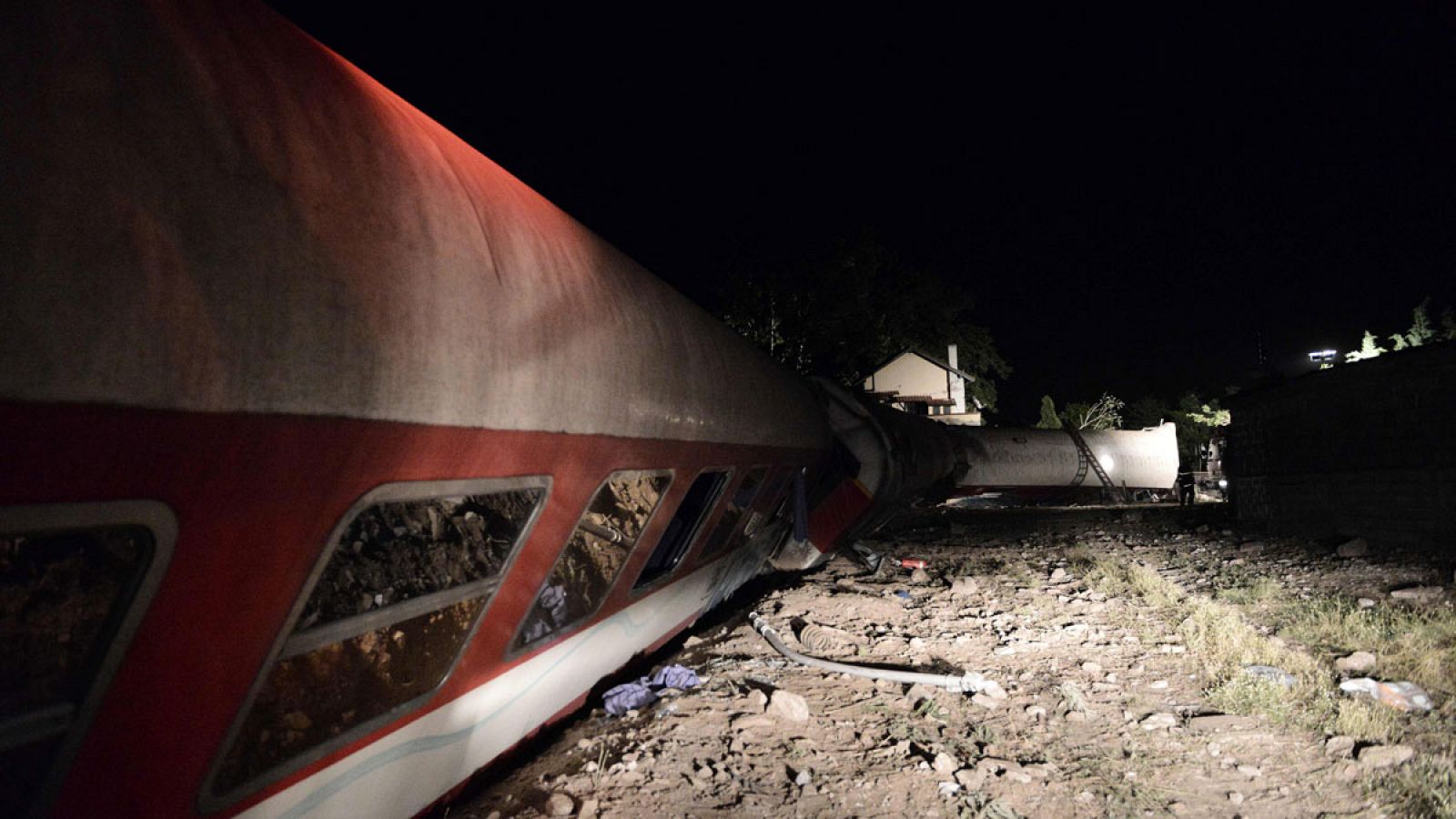 Imagen del tren que cubría la línea Atenas-Salónica y descarrilóen la localidad de Ádendro, en el norte de Grecia.
