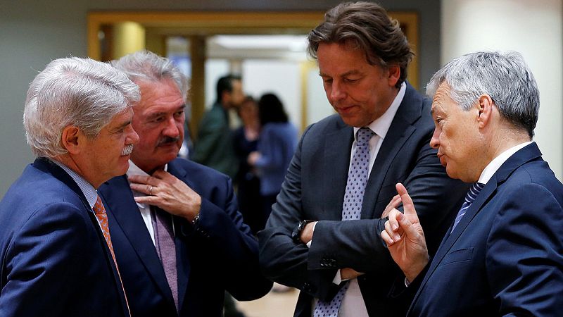 De izquierda a derecha, los ministros de Exteriores de España, Alfonso Dastis; Luxemburgo, Jean Asselborn; Holanda, Bert Koenders y Bélgica, Didier Reynders durante el Consejo Europeo en Bruselas