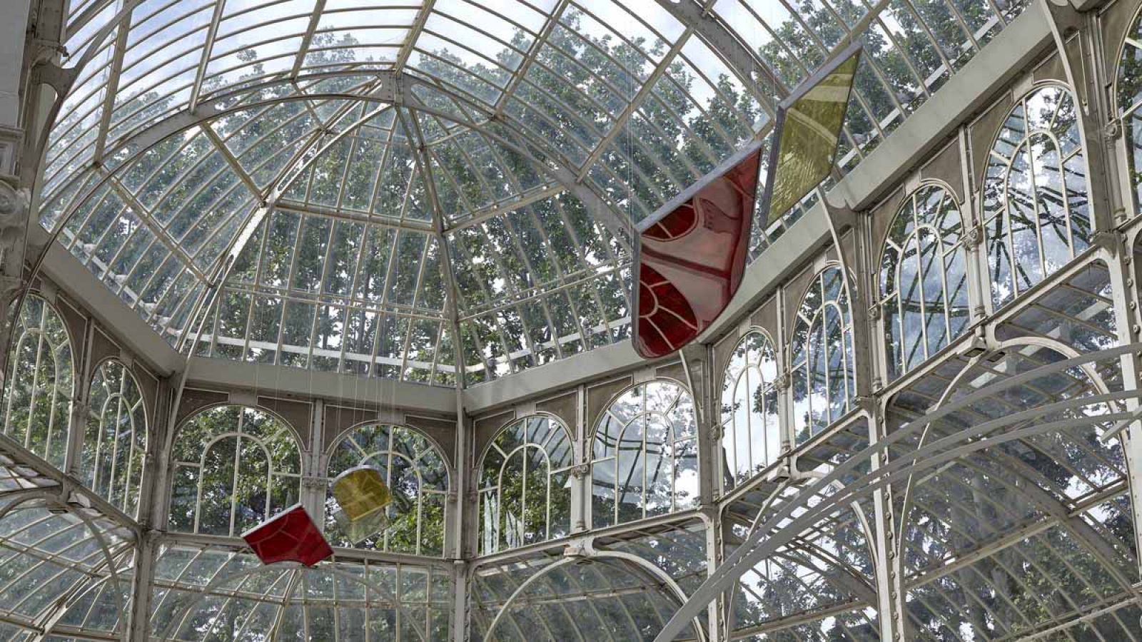 Vista de la instalación de Rosa Barba en el Palacio de Cristal