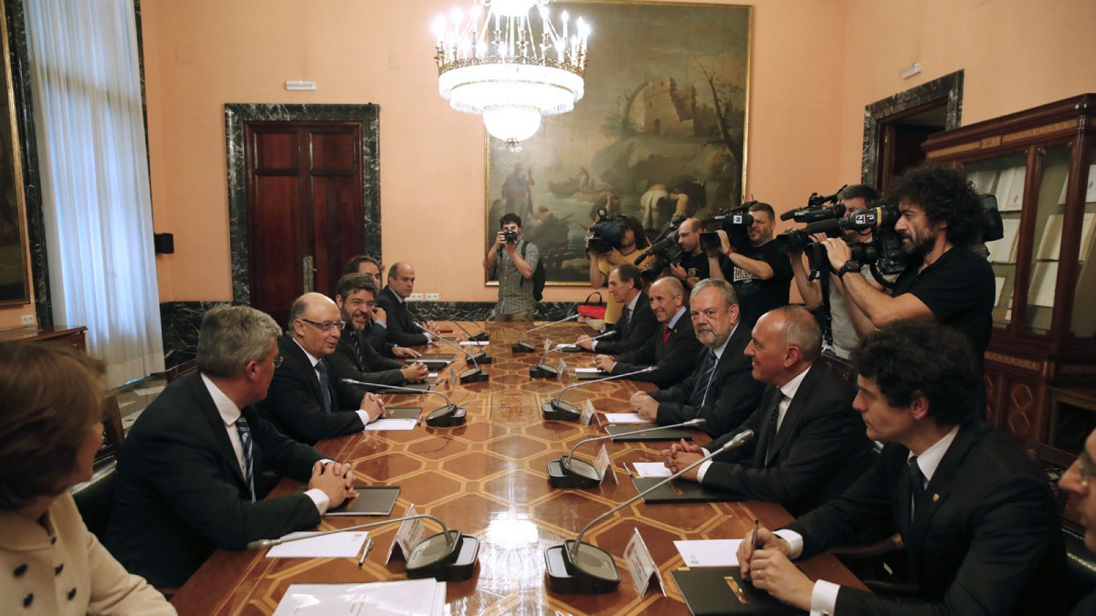Reunión de la Comisión Mixta del Concierto Económico que ratifica el acuerdo alcanzado entre el Gobierno central y el Ejecutivo vasco que fija el cupo vasco de este año.