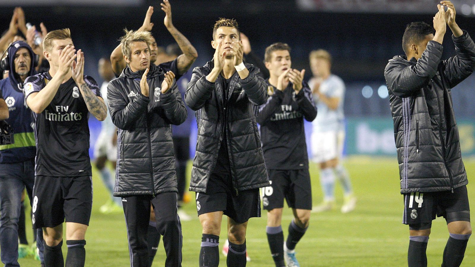 Los jugadores del Real Madrid celebran con sus aficionados la victoria sobre el Celta de Vigo