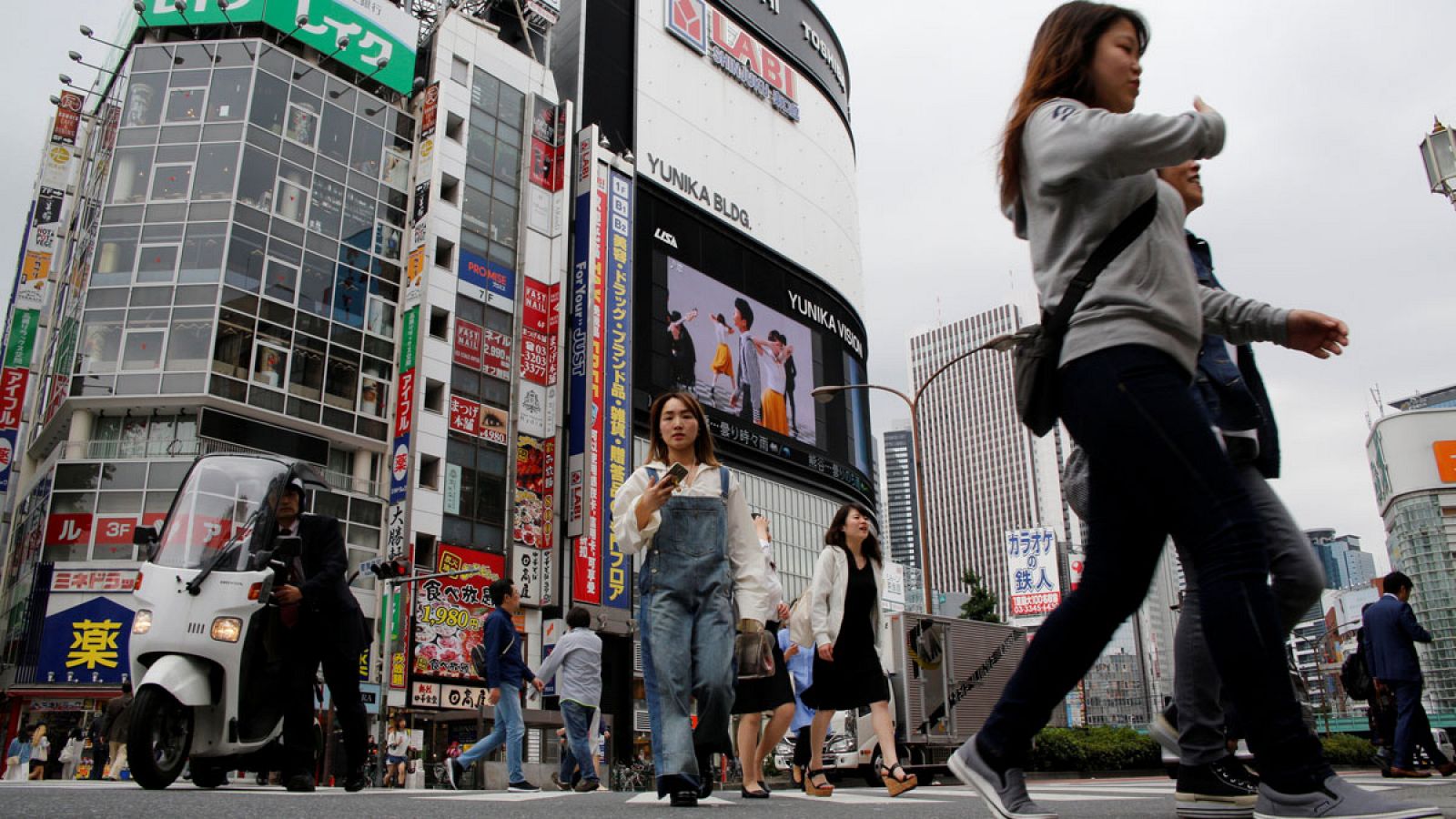 Gente paseando por el distrito de Shinjuku en Tokio