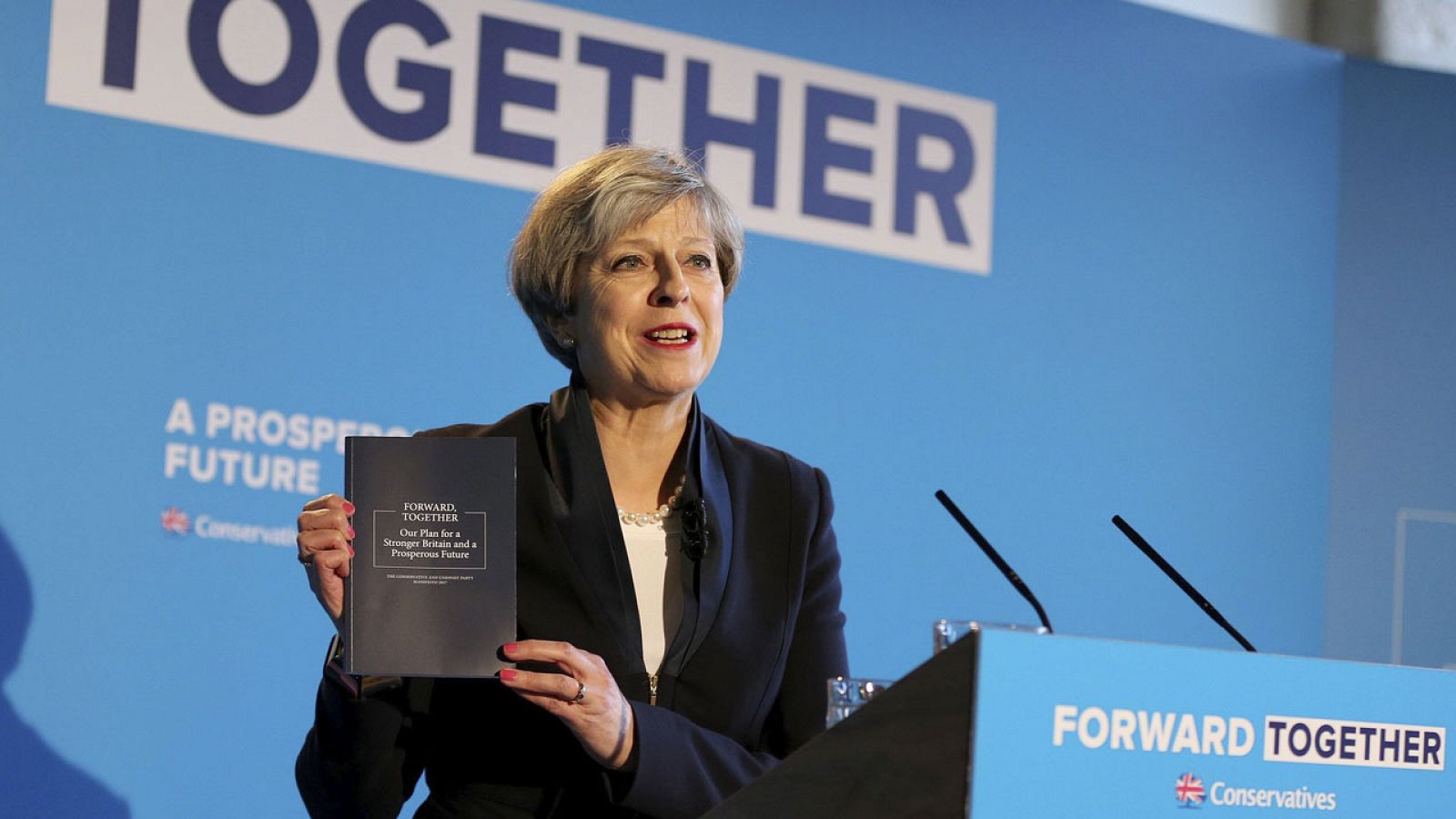 La primera ministra británica y líder del Partido Conservador, Theresa May, presenta el manifiesto de su partido en un acto celebrado en el centro The Arches en Halifax (Reino Unido).