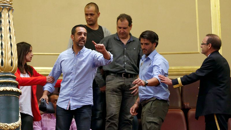 Varios representantes de los estibadores durante el pleno en el que el Congreso ha convalidado el real decreto ley