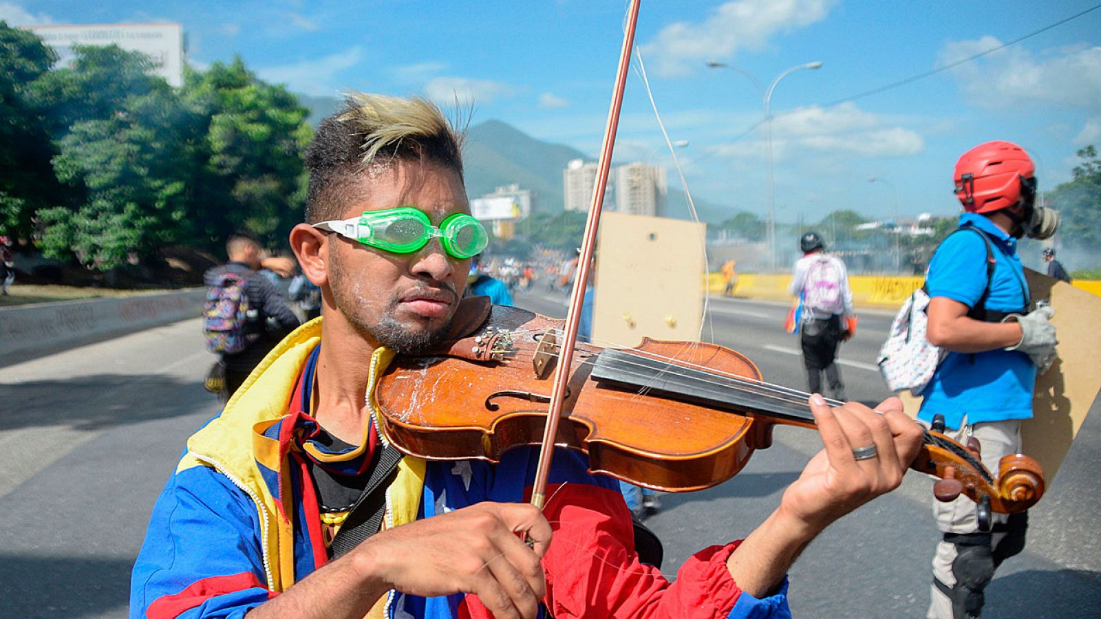 Un opositor venezolano toca el violín en medio de las protestas contra el Gobierno de Maduro en Caracas.