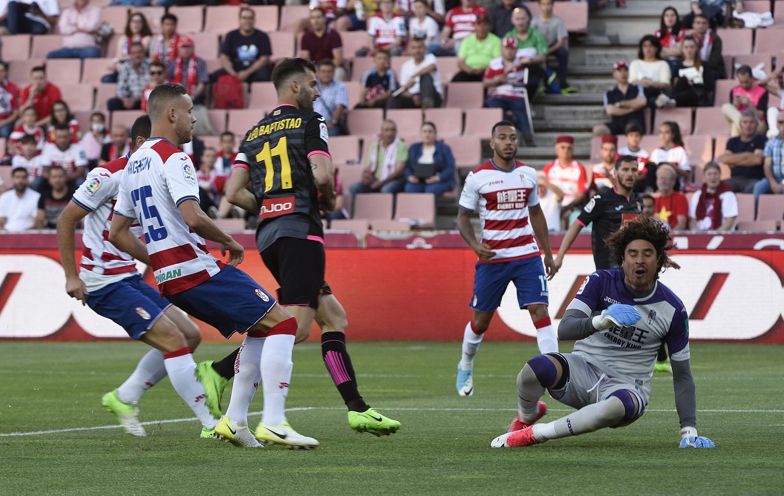 Baptistao lanza a puerta para marcar el primer gol de su equipo.