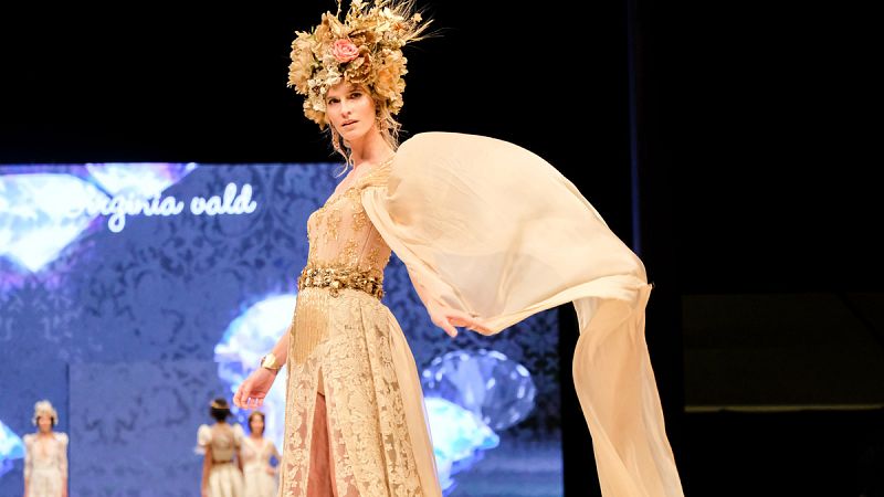 La modelo Clara Mas en el desfile de Virginia Vald.