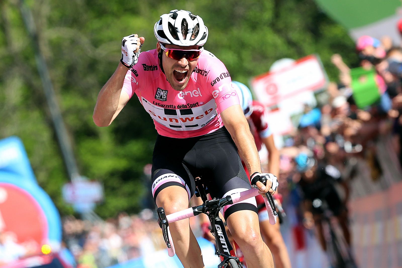 El holandés Tom Dumoulin celebra la victoria en Oropa de la etapa 14 del Giro de Italia 2017.