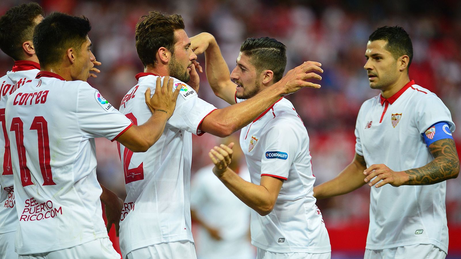 Los jugadores del Sevilla celebran un gol contra Osasuna