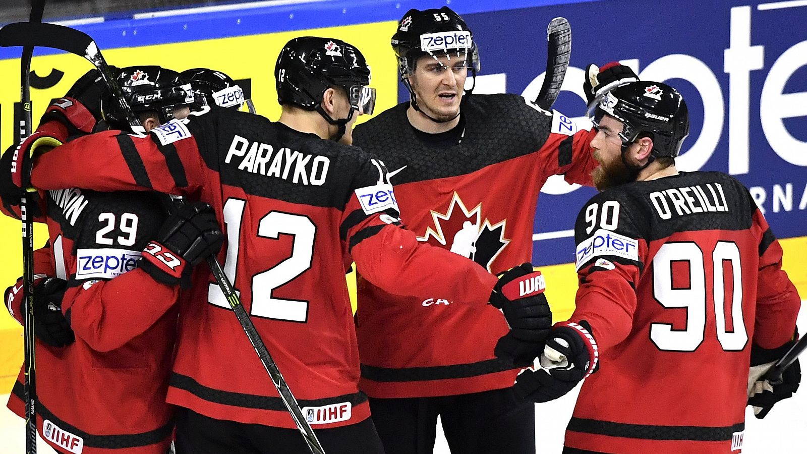 Los jugadores de Canadá celebran un gol contra Rusia