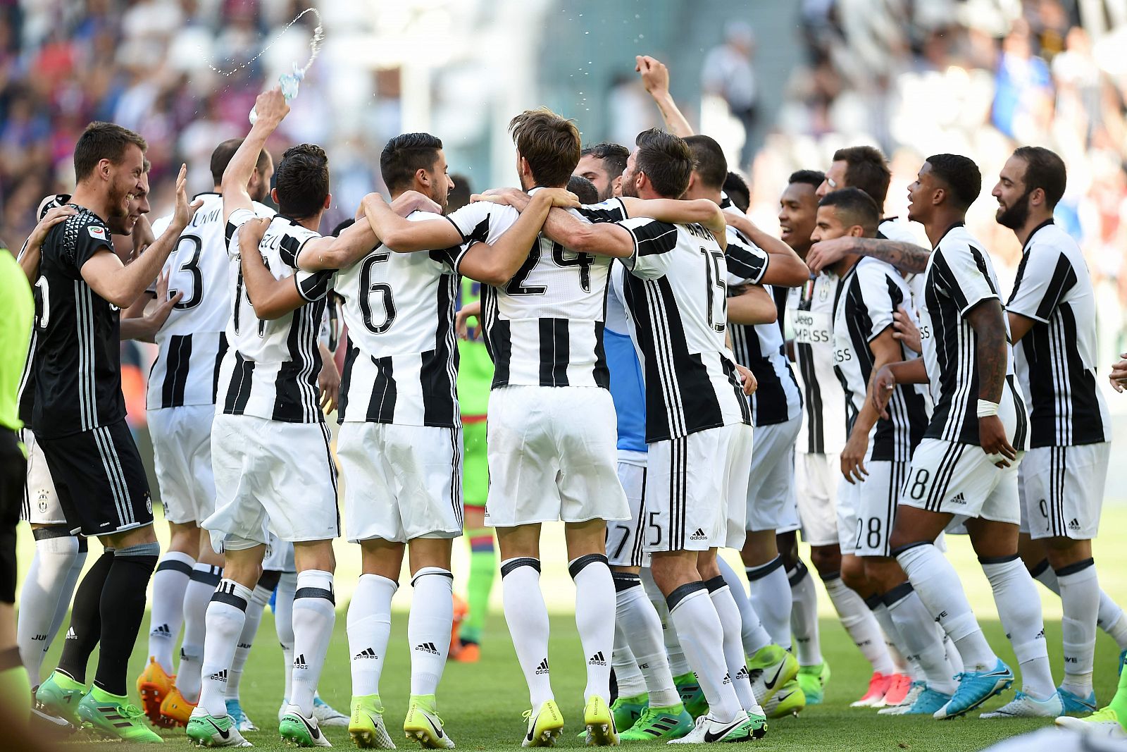 Los jugadores de la Juventus celebran el título de la liga italiana.