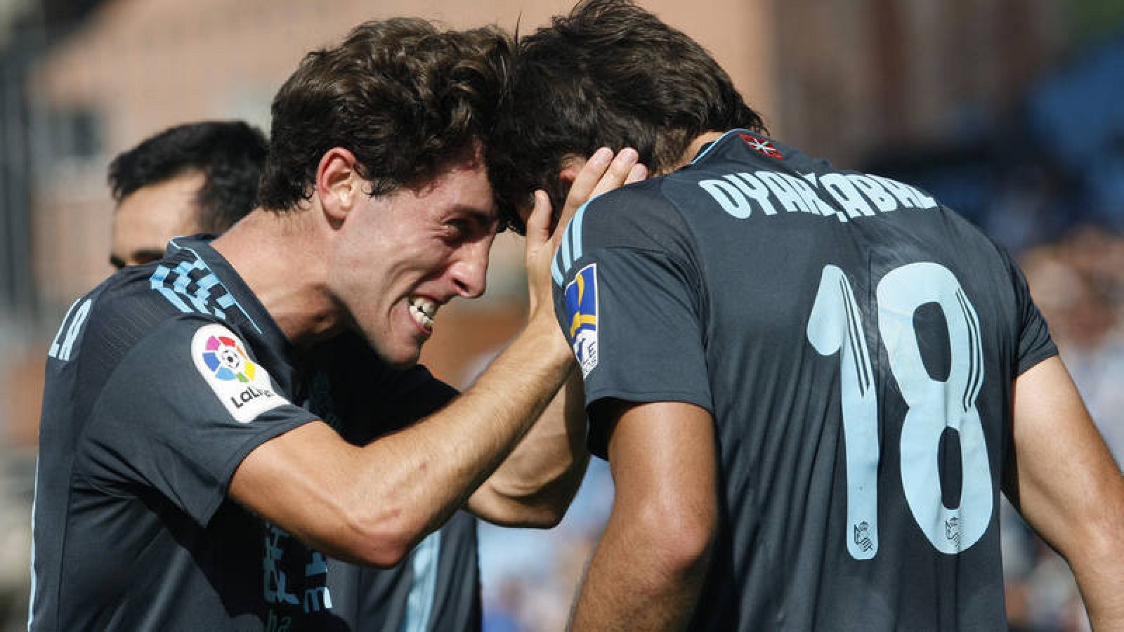 El delantero de la Real Sociedad Mikel Oyarzabal (d) celebra su gol marcado ante el Celta