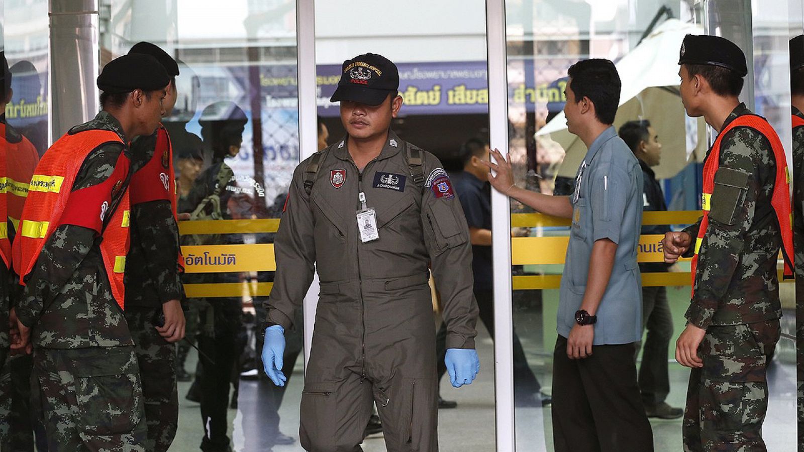 Agentes de la unidad de Explosivos abandonan el hospital militar Phramongkutklao en Bangkok (Tailandia) tras una explosión que ha causado más de 20 heridos