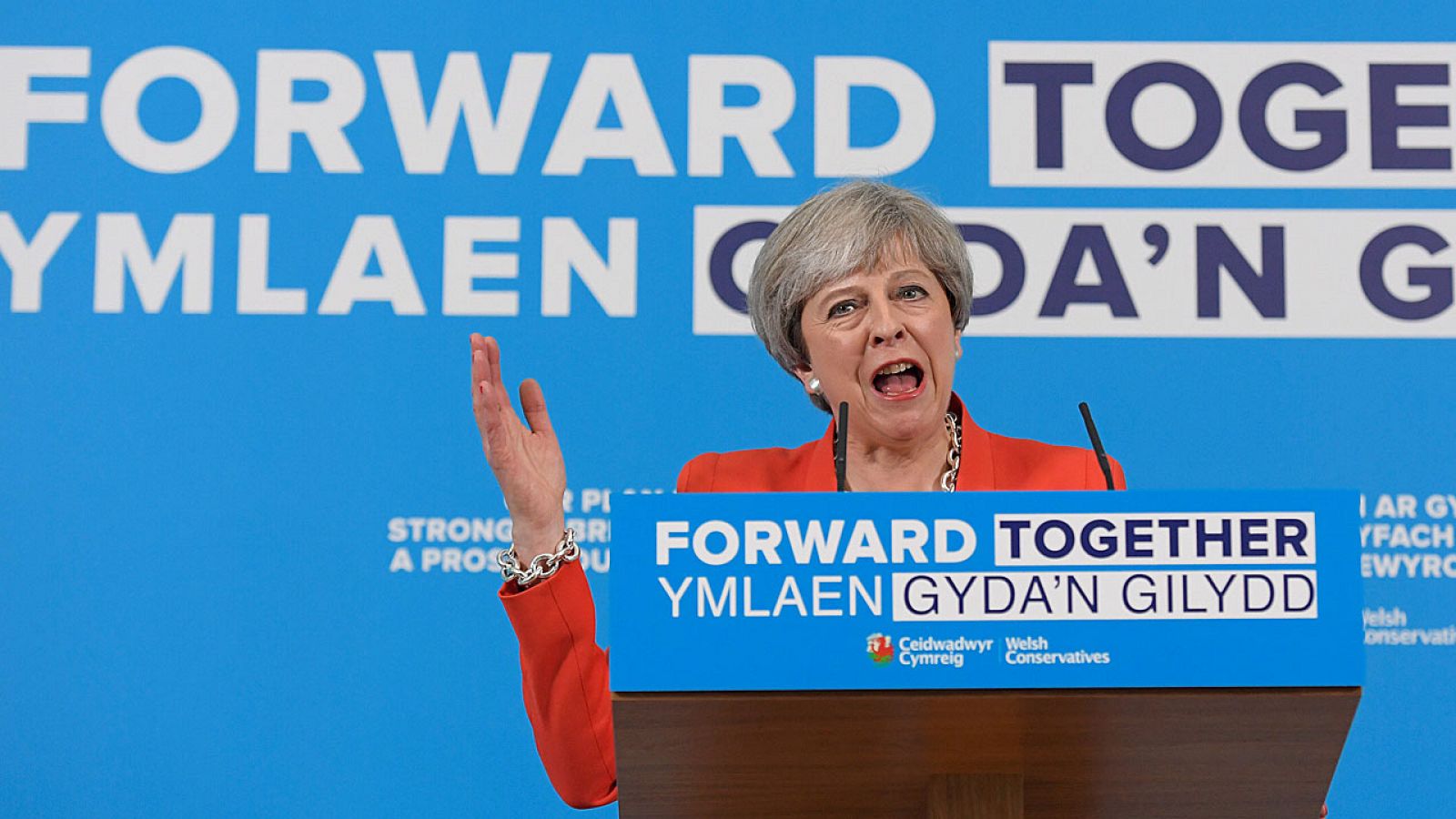 Theresa May rectifica algunas medidas de su programa durante un acto de campaña en Gales.