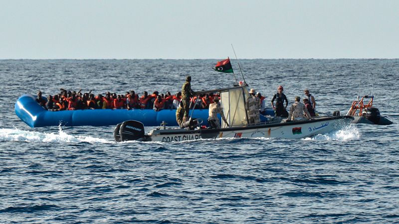 Una imagen de archivo de una operación de rescate de una embarcación en aguas de Libia