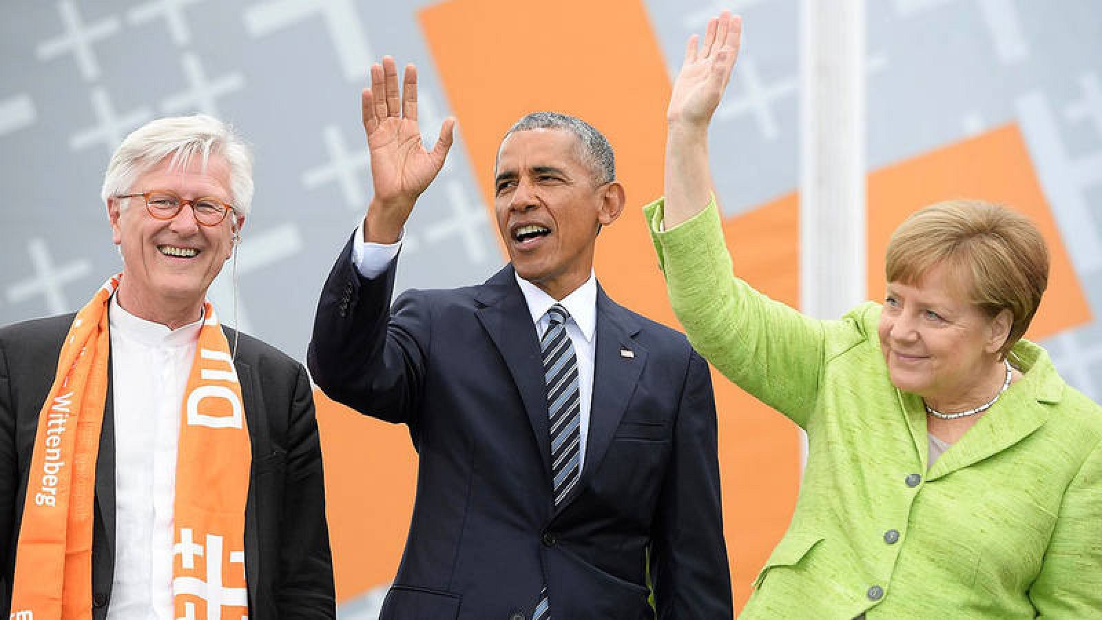 El obispo Heinrich Bedford-Strohm, el ex presidente de EE.UU. Barack Obama y la canciller alemana Ángela Merkel en Berlin