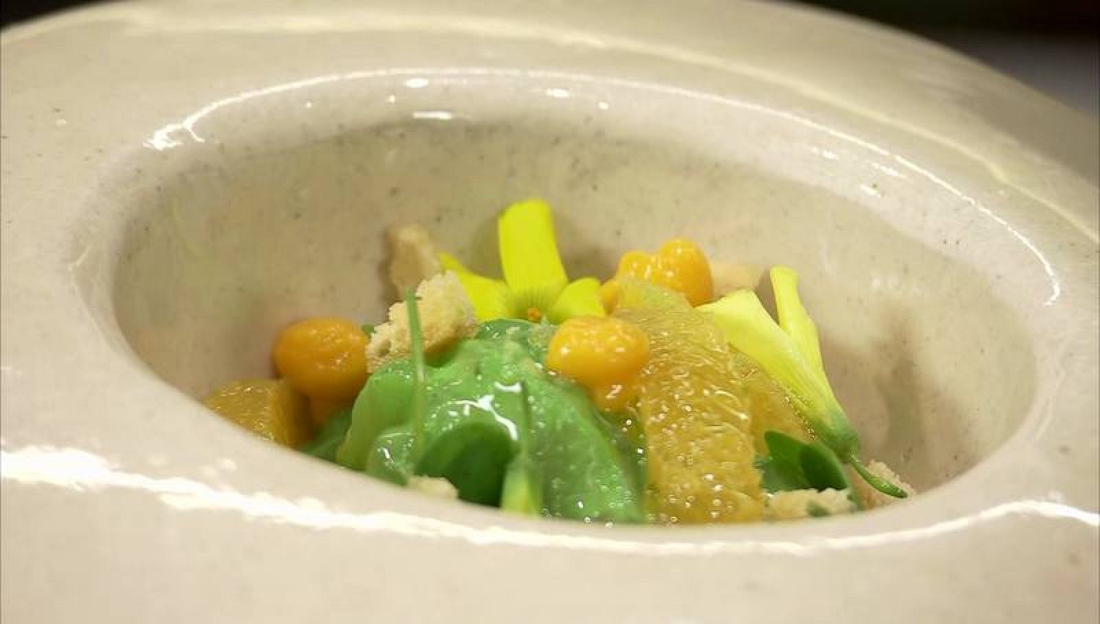  Marinado de mero con naranja blanca y oxalis
