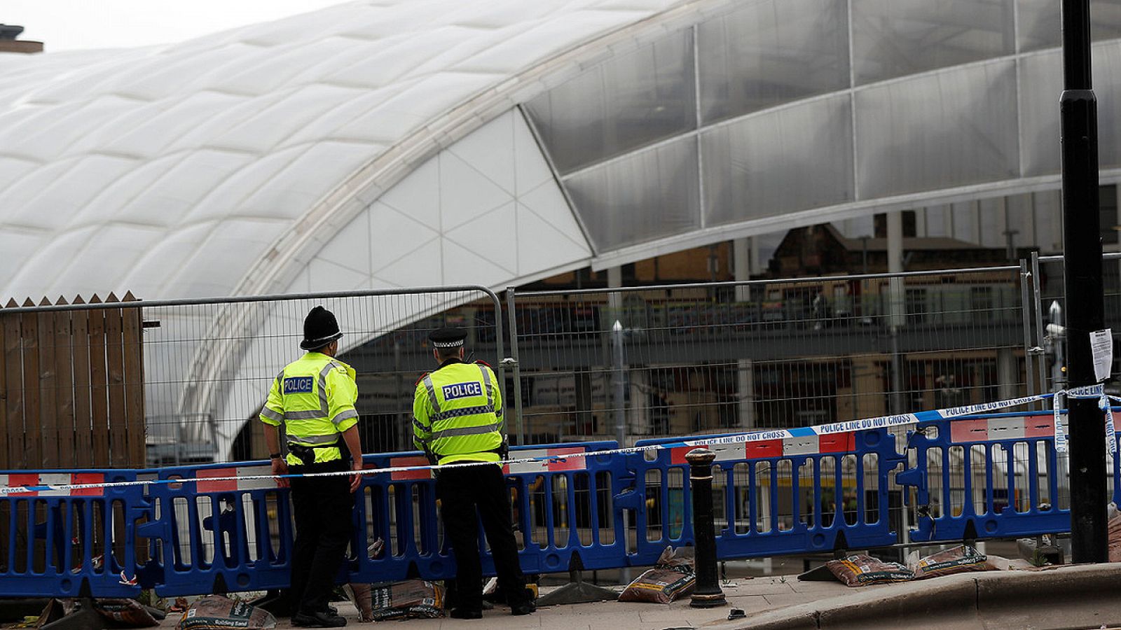 Policías junto al Manchester Arena, en esta ciudad del norte de Inglaterra